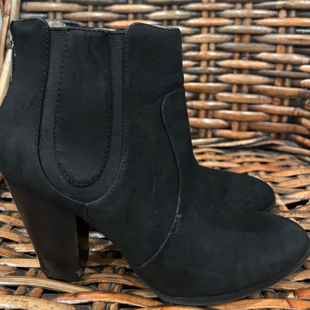 Adrienne Vittadini Baro black leather booties Chunky heel
Back zipper in size 8 - Picture 5 of 16